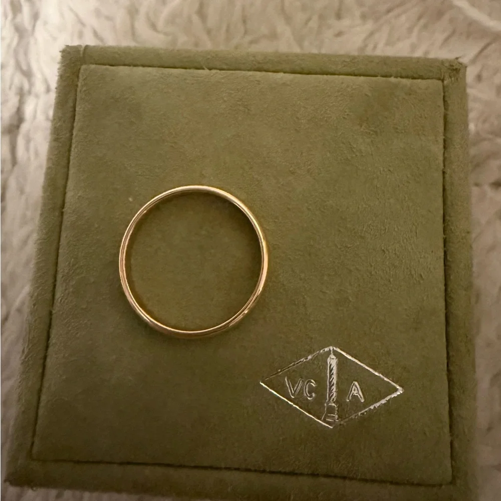 Van Cleef & Arpels Elegant Rose Gold Ring - Picture 4 of 8